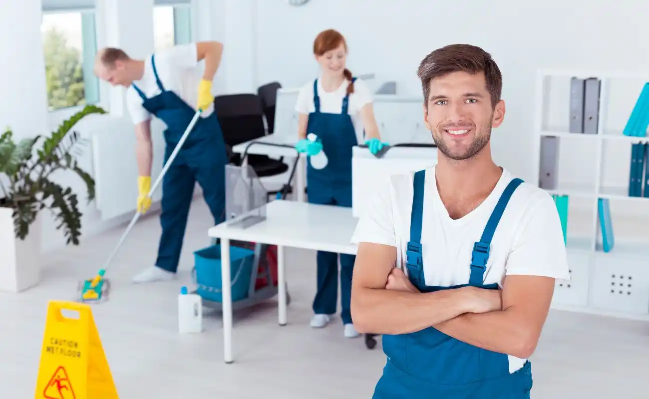 Pulizie civili e industriali a Bologna: guida pratica per scegliere, pianificare e misurare i risultati