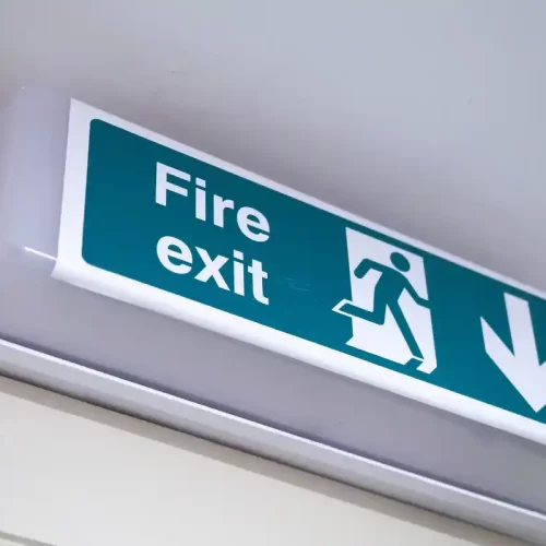 Cartellonistica antincendio a Genova: criteri, posizionamento e manutenzione per ambienti sicuri