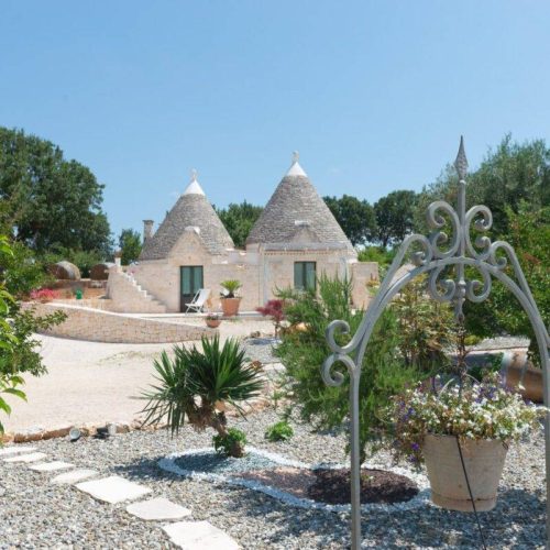 TRULLO CON GIARDINO E PARCHEGGIO A CISTERNINO