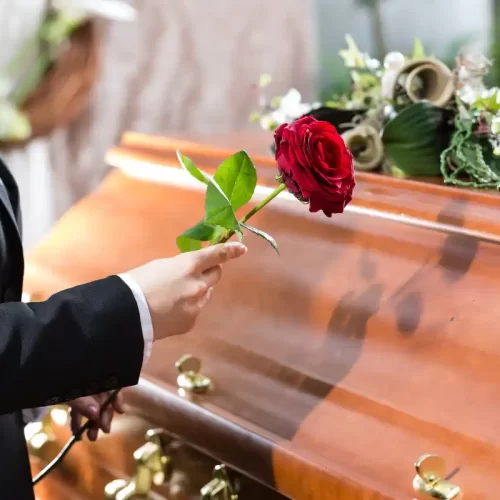 Marmi e graniti per opere funerarie a Melegnano: criteri di scelta, contesto e buone pratiche