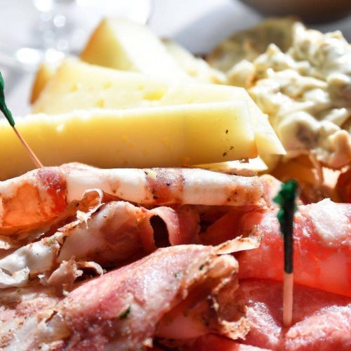 Esplora il Fascino del Ristorante con Sala Interna a San Gimignano