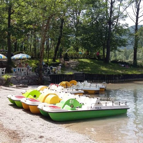 Noleggio Barche sul Lago con Chiosco: Un’Esperienza Unica a Udine