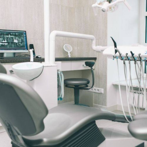 Impianti dentali a Ladispoli: tutto quello che devi sapere per ritrovare il tuo sorriso