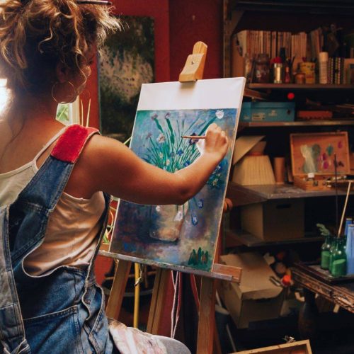 Scopri la Creatività di una Pittrice a Voghera: Arte e Passione