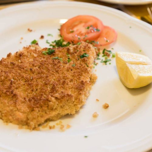 Dove Mangiare la Miglior Cotoletta Milanese a Milano: Una Guida Essenziale